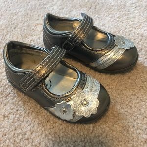 Stride Rite HILARY SILVER Mary Janes (size 6.5)